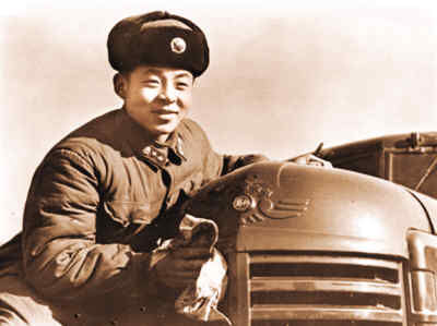 雷锋在擦拭运输卡车（资料图片）