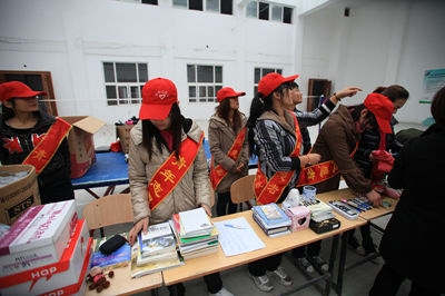 学校师生为小露露捐赠的学习用具