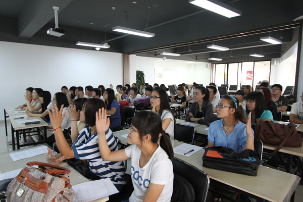 学生积极回答公司人力资源培训师的问题