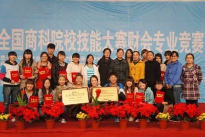 （我校指导教师与获奖同学分享胜利的喜悦）