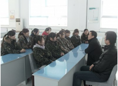 召开实习学生座谈会