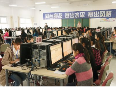 (比赛现场，各参赛队伍密切配合，团结协作，技能操作娴熟，充分展示了高校学子良好的职业素养及精湛的实践技能。)