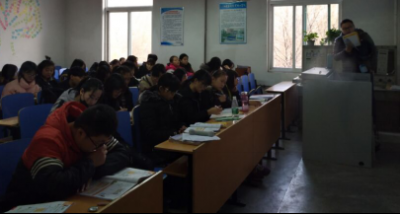 学生认真听张传强老师的英语课