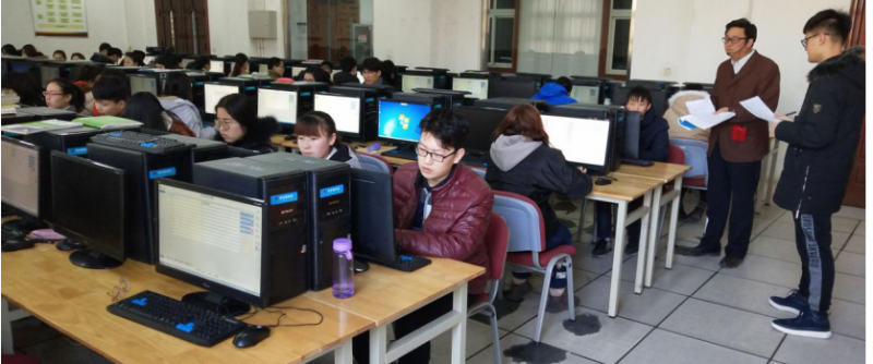 龚安明老师在进行技能测试