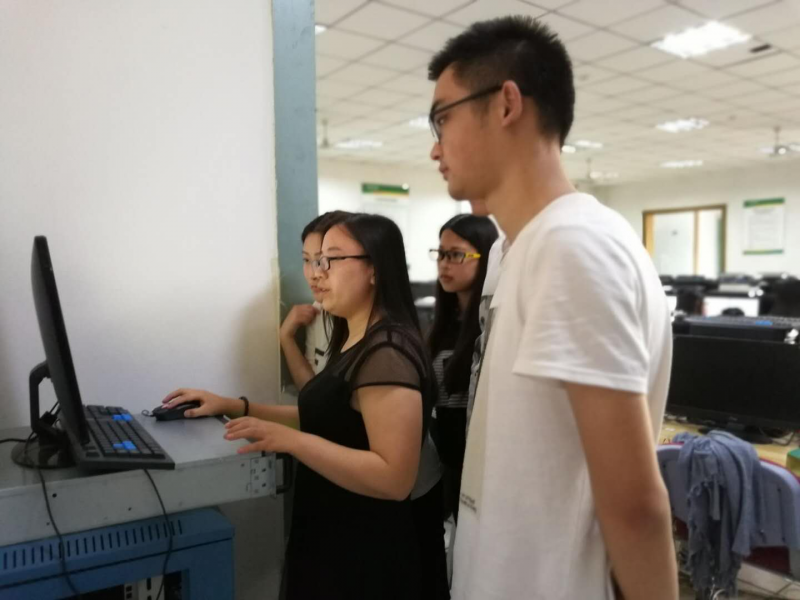 学生在机房参加培训