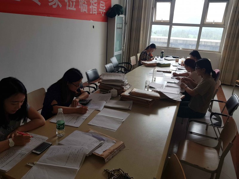 财贸学院老师在阅卷