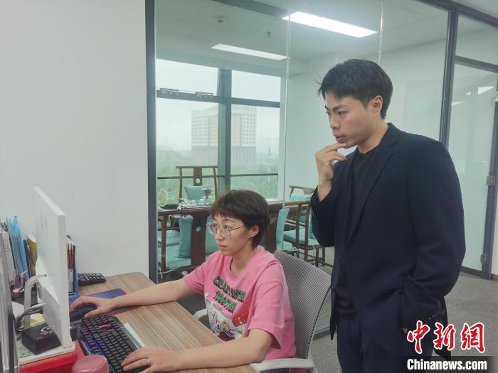 凭着敢闯敢试的精神，刘宏杰(右)两年里开了多家跨境电商实体店。　张茜翼 摄