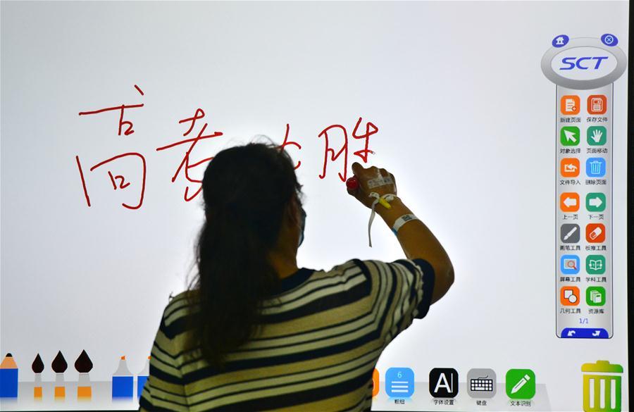一位老师写下对考生的祝福。
