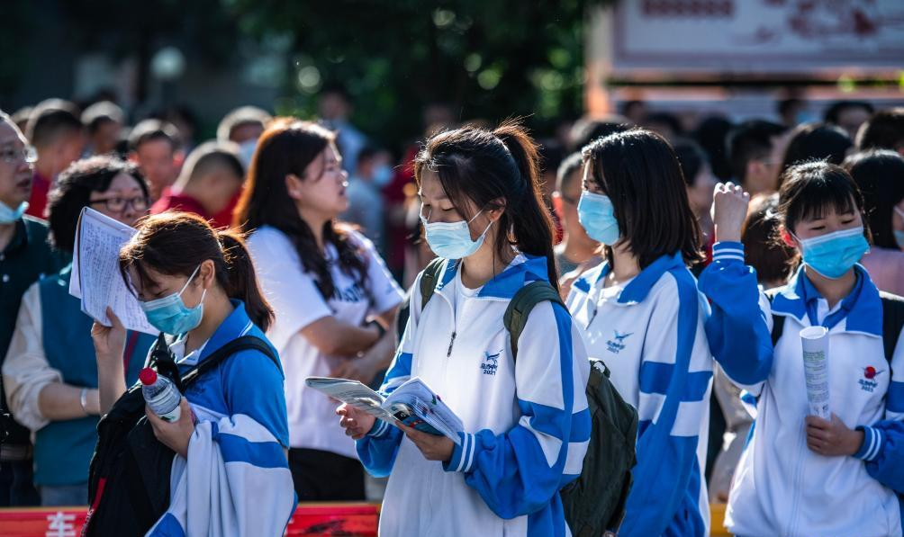 2021年6月7日,贵州省贵阳市,考生在考点外候考。