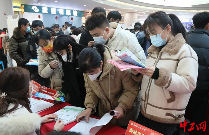 今年以来，禹城市总工会擦亮“春风送岗”服务品牌，采取云招聘、直播招聘、专场招聘等方式，提供零距离就业创业服务。图为招聘会现场。禹城市总工会供图