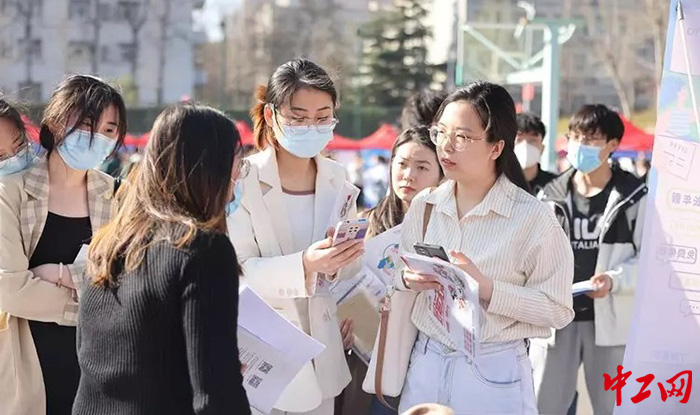 日前,山东省某地人力资源部门举办了高校毕业生招聘会。山东省人力资源和社会保障厅供图 日前,山东省某地人力资源部门举办了高校毕业生招聘会。山东省人力资源和社会保障厅供图