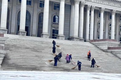 雪落校园，假期里的坚守与暖意